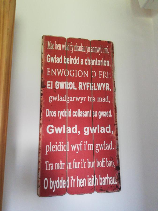Hotel Little Cosy Cwtsh Pontyclun Esterno foto